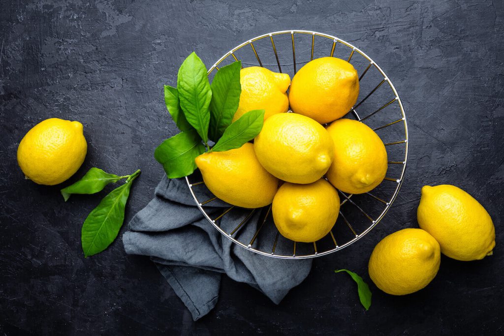 레몬 효능, 부작용, 영양 성분, 레몬수 디톡스 효과는 어느 정도일까? 바구니에 담겨있는 레몬들